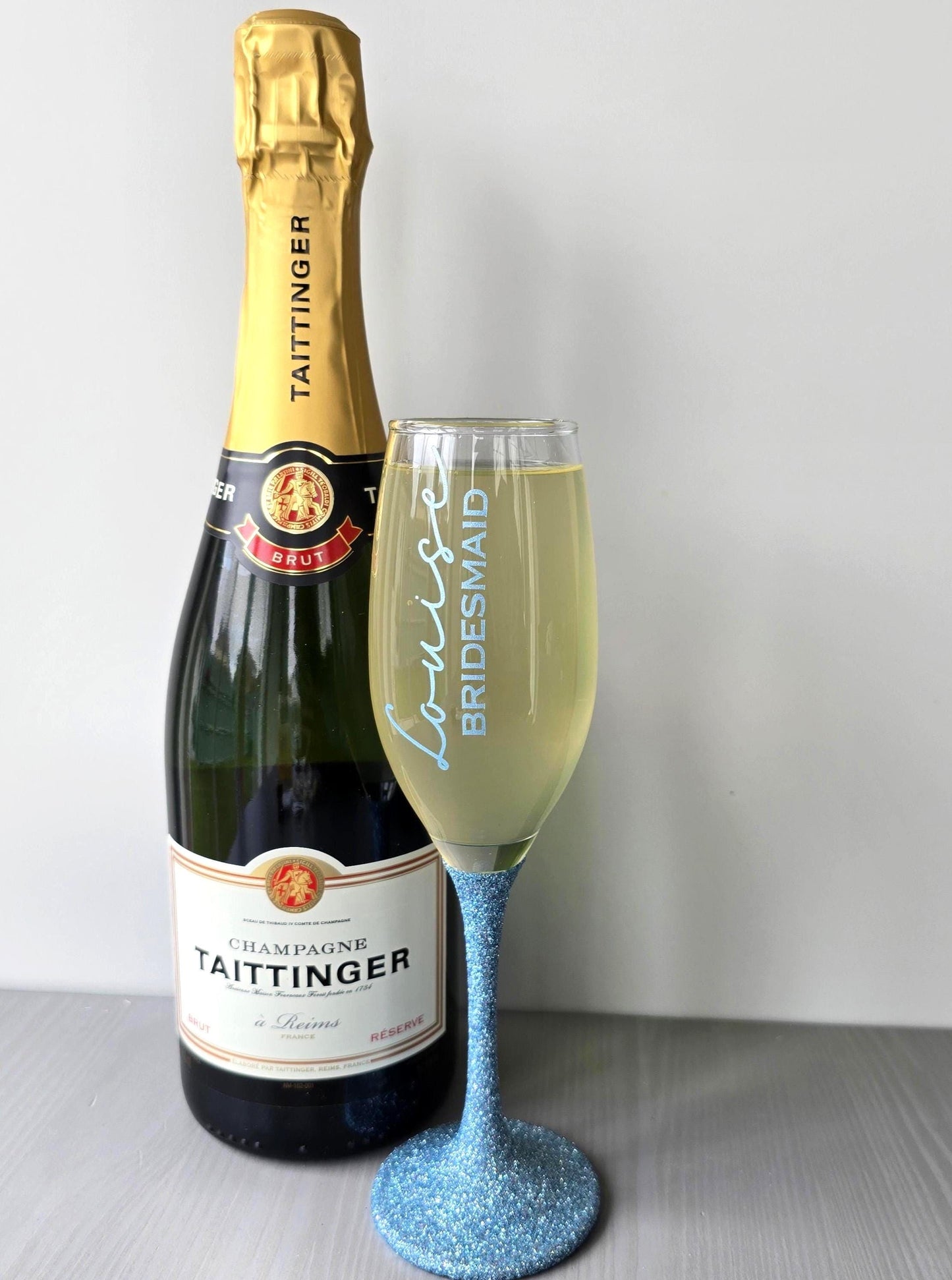 Prosecco glass or Champagne flute decorated with high shine glitter stem and personalised with a name in decorative font and wedding roll – Bride, Groom, Mother of the Bride, Bridesmaid, Sister of the bride, Maid of Honour.